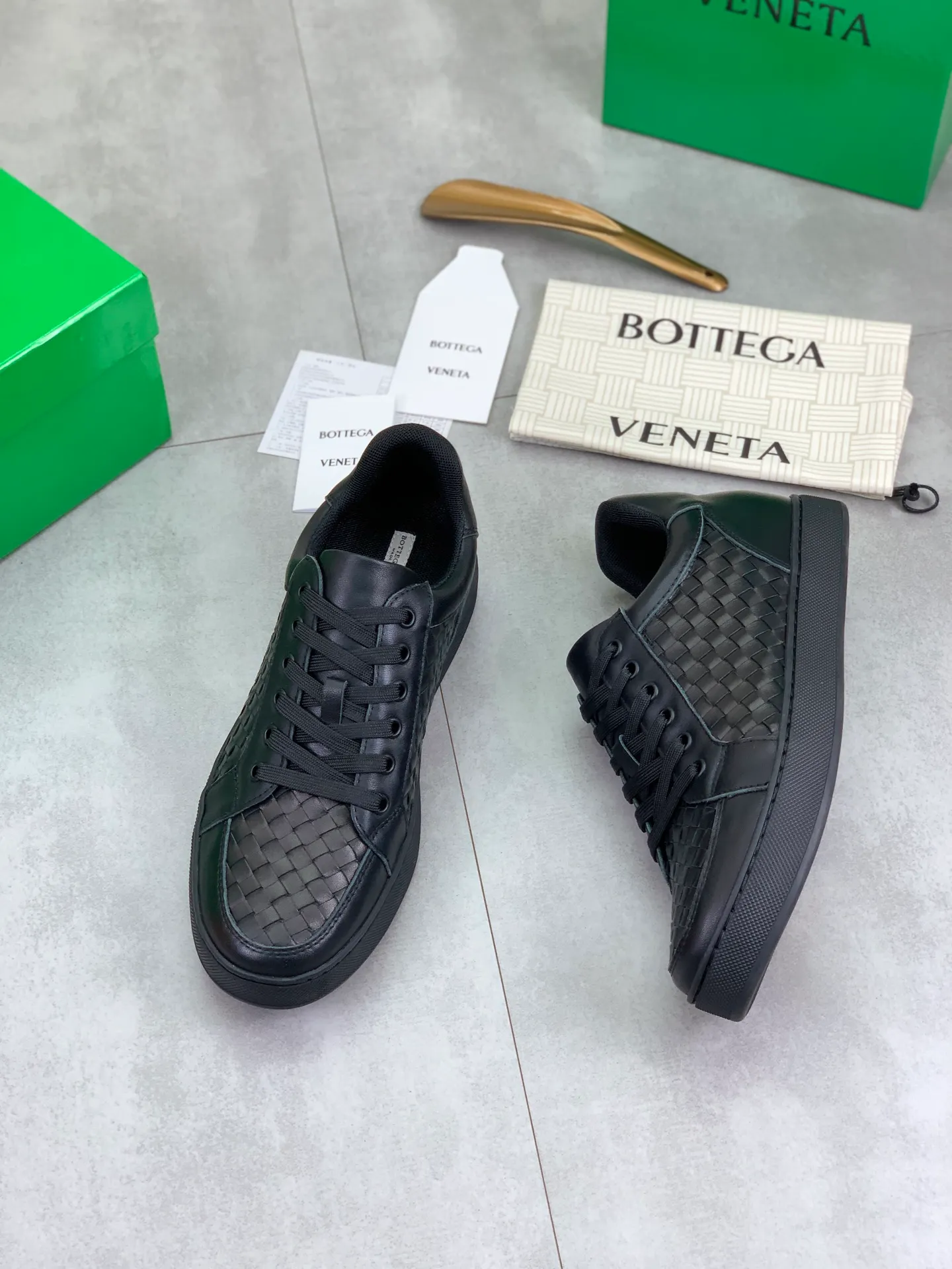 Factory price P720 💰Top quality💎💎💎 BOTTEGA VENETA official website synchronous couple👫The latest top version of the highest version of BV high-top casual shoes in the market, accept material comparison, shoe type comparison, process comparison, practical and textured, versatile, suitable for any occasion, the more you look at it, the more flavorful it becomes. Pure hand-woven craftsmanship - upper material, imported original woven calfskin - high-quality water-dyed cowhide inside - original private model customized outsole -Size: male 39-44 (customized 38 45 46) female 35-39 (customized 34 40 41) Comes with original BV green box, complete packaging.
